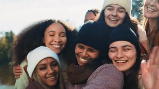 Grupp Kvinnor Och Fredstecken För Selfie Naturen Med Mångfald Kärlek — Stockvideo