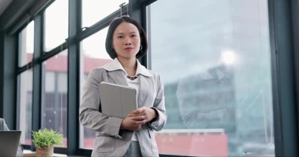 Asiatische Frau Gesicht Und Tablette Durch Fenster Büro Für Professionelle — Stockvideo