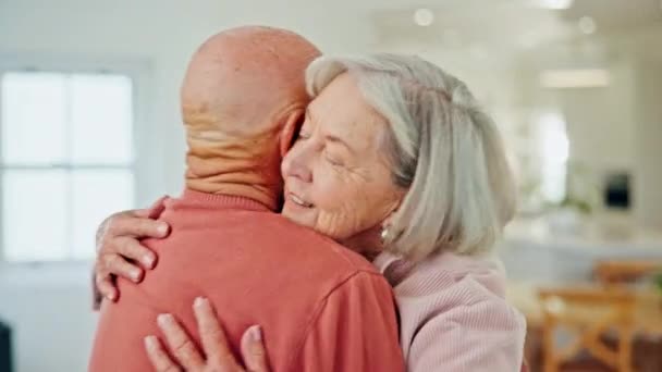 上了年纪的夫妻 抱着幸福的家 一起抱着幸福的爱情 一起支持和照顾着退休的婚姻 在客厅里 和女人一起笑 和男人一起放松 一起在一个拥抱的客厅里休息 — 图库视频影像