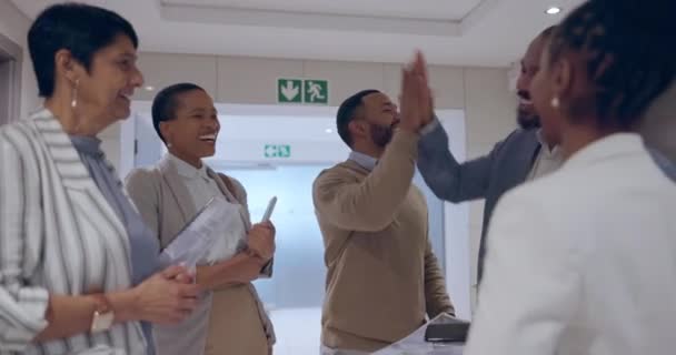 Adamları Beşlik Çakın Takım Tartışmasında Gülün Toplantı Yapın Koridorda Kutlama — Stok video