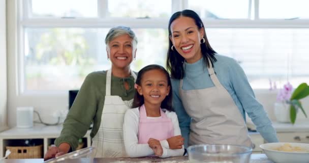 妈妈和女孩在厨房烘焙午餐 早餐和在家里做饭 妈妈和孩子的家庭 烹调和肖像 配以粘合剂 高质量的时间或爱心 — 图库视频影像