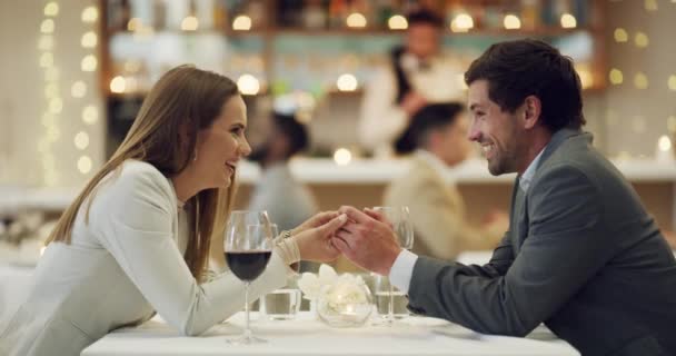 晚上在餐厅庆祝结婚周年的宴会上大笑 牵着手或快乐的情侣 有趣的笑话 浪漫的男人或可爱的女人在美酒佳肴上的美酒佳肴 — 图库视频影像