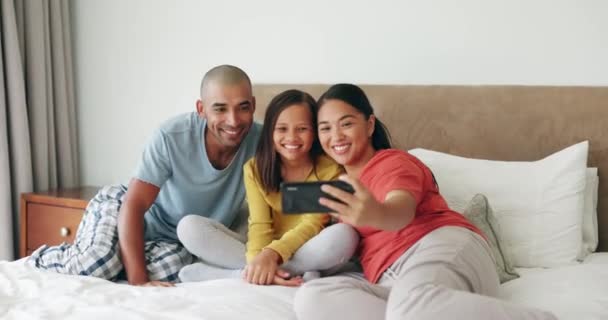 Κρεβάτι Selfie Και Οικογένεια Ευτυχία Ποιοτικό Χρόνο Και Δέσιμο Διασκέδαση — Αρχείο Βίντεο