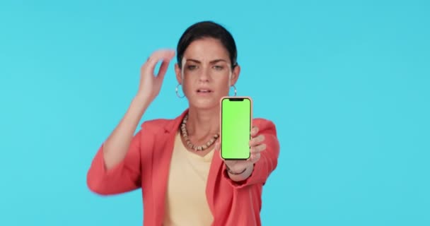 Telefon Grüner Bildschirm Und Eine Verwirrte Frau Auf Blauem Hintergrund — Stockvideo