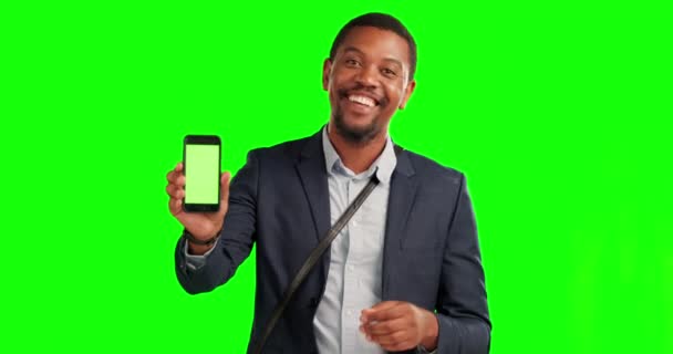 Zwycięzca Biznesmen Smartfonem Przeciwko Zielonemu Ekranowi Celebracją Sukces Lub Osiągnięcie — Wideo stockowe