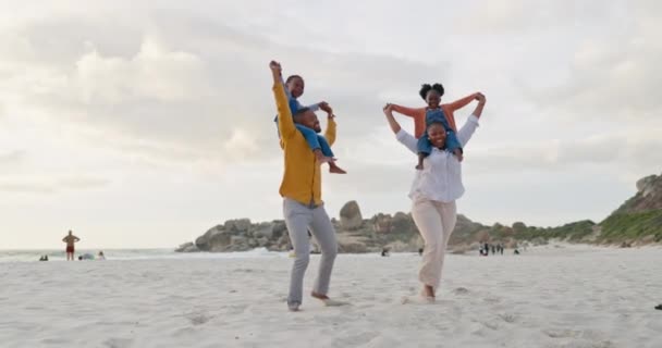 Aile Çocuklar Plajda Seyahatte Ebeveynlerin Omuzlarında Dışarıda Sevgi Bağlılık Ile — Stok video