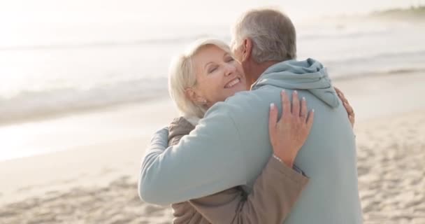 Umarmung Strand Und Seniorenpaar Mit Liebe Lächeln Und Romantik Mit — Stockvideo