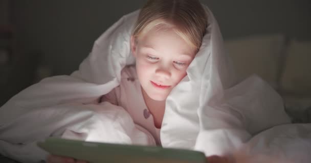 孩子和平板电脑晚上在卧室里的网络游戏 阅读电子书故事和教育应用 利用数字技术 连接和流媒体动画娱乐让女童放松 — 图库视频影像