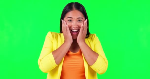 緑の画面 すごいと女性の手はボーナスとスタジオで顔 ニュースやプロモーション モックアップの背景に販売や割引 肖像画 笑顔と興奮アジアの女性の勝者はすぐに対処来る祝う — ストック動画