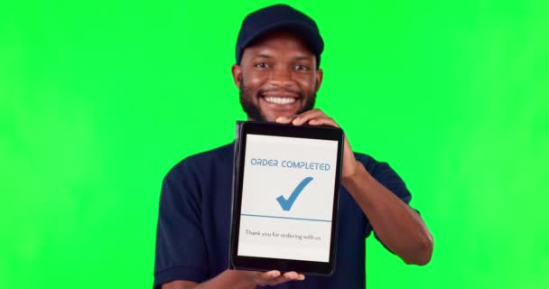 Tabletka Łańcuch Dostaw Kompletny Czarnym Człowiekiem Zielonym Tle Ekranu Studio — Wideo stockowe