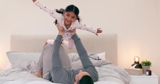 Gelukkig Vliegtuig Meisje Kind Met Vader Een Bed Voor Lol — Stockvideo