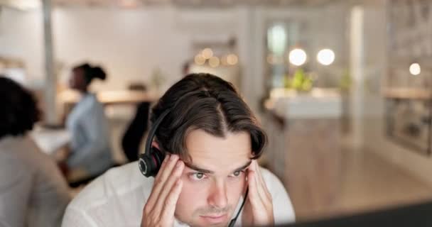 Mal Testa Stress Uomo Problema Presso Agenzia Assistenza Clienti Consulente — Video Stock