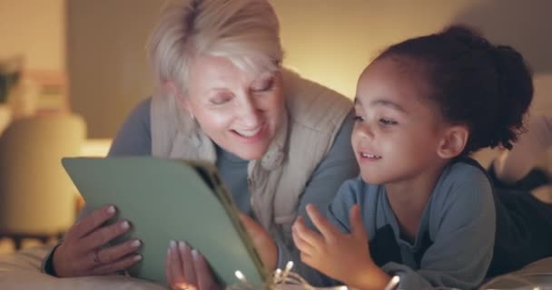 孩子和平板电脑在床上 夜间和一起在家里学习 阅读或睡觉时讲故事 打字或游戏用的老年妇女 幼儿和数码触摸屏 — 图库视频影像