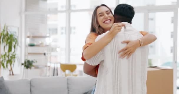 Kunci Rumah Baru Dan Pasangan Bahagia Berpelukan Rumah Properti Atau — Stok Video