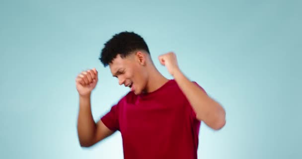 Feliz Hombre Baile Para Éxito Estudio Para Celebrar Fiesta Promoción — Vídeo de stock
