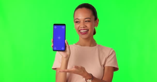 模拟和妇女在工作室与绿色屏幕营销 广告和促销 用彩色键背景显示手机的技术 跟踪标记和女模肖像 — 图库视频影像
