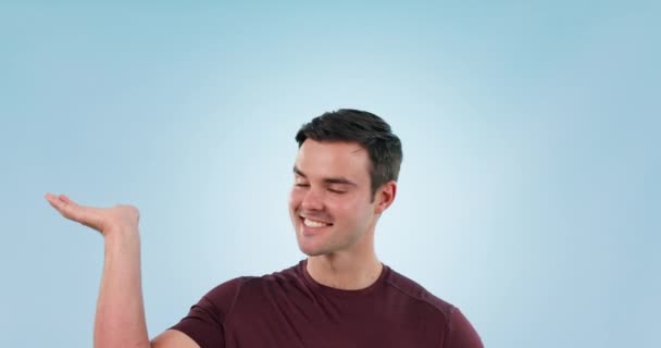 Encolher Ombros Dúvida Rosto Homem Estúdio Com Uma Escolha Equilíbrio — Vídeo de Stock