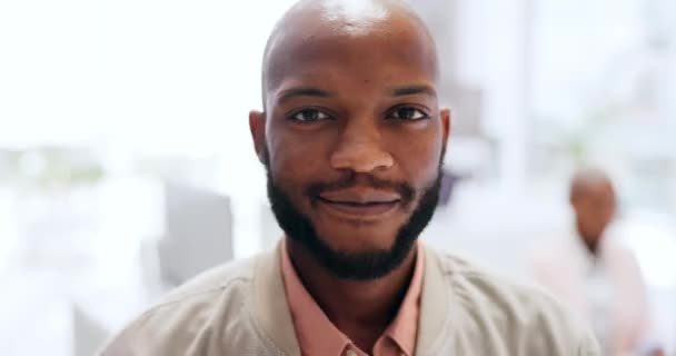 Gezicht Bedrijf Zwarte Man Met Glimlach Kantoor Vertrouwen Voor Startup — Stockvideo