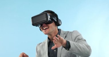 İş adamı, gözlük ve emlak turu için sanal gerçeklik yazılımı, dijital vizyon ve stüdyoda kullanıcı deneyimi. Mavi arka planda 3d video, metaverse ve VR ile profesyonel emlak ajanı.