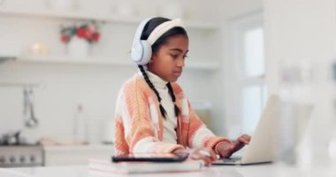 Kulaklıklar, başarı ve evde e-öğrenim, eğitim ve online kazanç için dizüstü bilgisayarı olan bir çocuk. Yumruğu ve internet teknolojisi olan heyecanlı öğrenci, okul işleri ve gelişim ya da başarı.