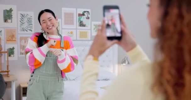 Femme Asiatique Streaming Danse Avec Téléphone Amis Poste Pour Création — Video