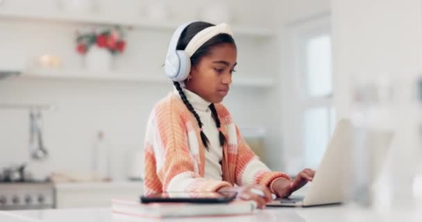 Koptelefoon Succes Kind Met Een Laptop Thuis Voor Learning Onderwijs — Stockvideo