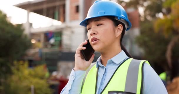 Asiatisk Kvinna Arkitekt Och Telefonsamtal Byggnation Kommunikation Eller Planering Samtal — Stockvideo