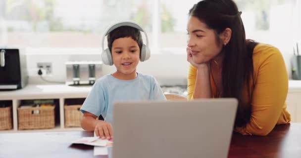 在家里的在线课堂上 笔记本电脑或孩子渴望教育 成长或知识 在评估测试或视频电话学习中的波动 母爱或快乐的幼儿园男生 — 图库视频影像