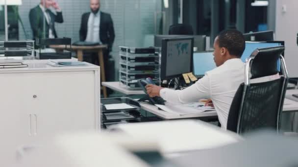 黑人男人 在办公室 工作或交流中微笑和打电话交谈 交易者 股票市场和电话 用于聊天 开心或为初创贸易公司工作 或在工作椅上休息 — 图库视频影像