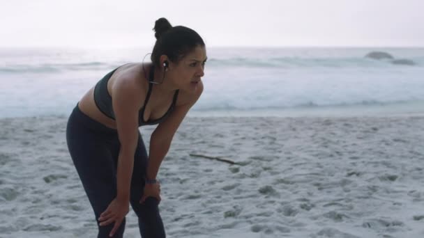 Усталость Фитнес Женщина После Занятий Спортом Бегом Тренировками Пляже Утром — стоковое видео