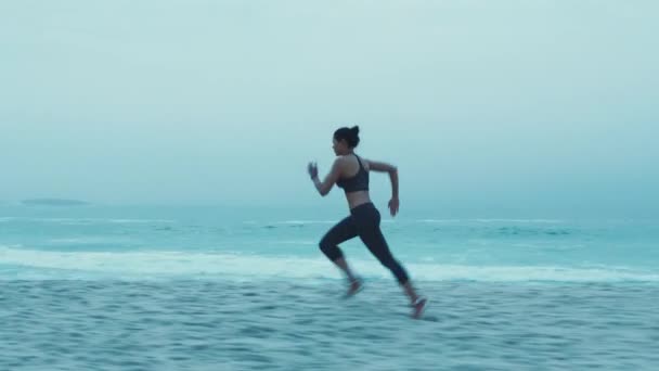 跑步者和海滩上的训练 健身和锻炼的健康 健康或有氧运动 冬季女性 女童或运动员在沙滩 海滨跑步 并集中精神锻炼身体 运动和锻炼 — 图库视频影像