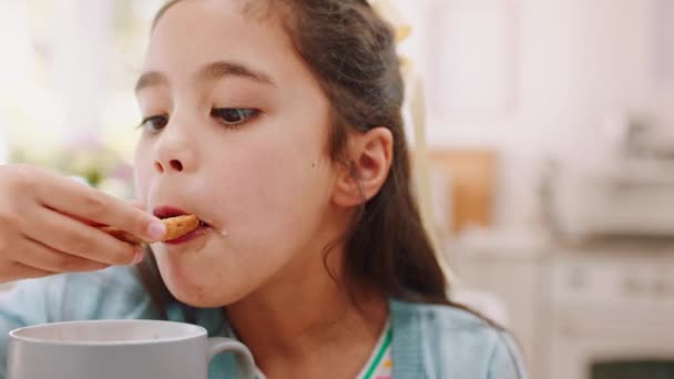 Biscoito Lanche Rosto Uma Criança Com Leite Para Café Manhã — Vídeo de Stock