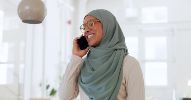 Telefonema Negócios Comunicação Mulher Muçulmana Conversa Smartphone Escritório Networking Com — Vídeo de Stock