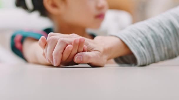 Pais Filhos Mãos Dadas Cuidado Amor Apoio Confiança Para Relacionamento — Vídeo de Stock