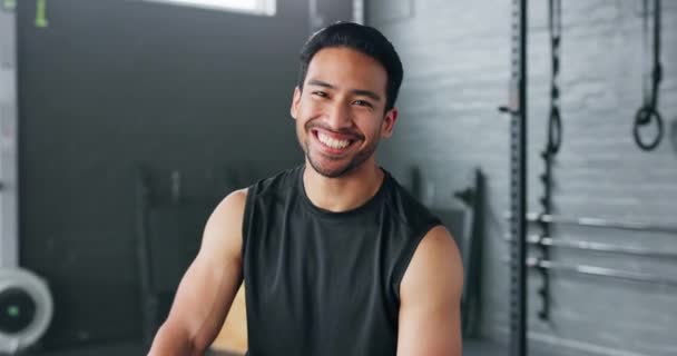 和男人一起在健身房里大笑 进行锻炼或训练 以便变得强壮或健康 与健康俱乐部里快乐的年轻人合影 一起锻炼身体 — 图库视频影像
