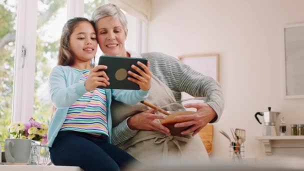Tableta Selfie Cocina Niño Con Abuela Cocina Para Comunicación Aplicación — Vídeo de stock