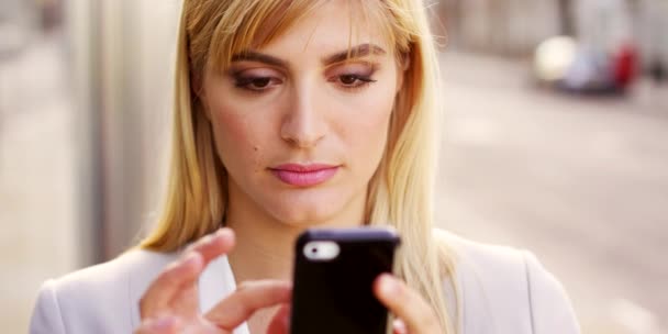 Mujer Ciudad Teléfono Para Escribir Comunicar Desplazarse Por Internet Web — Vídeos de Stock