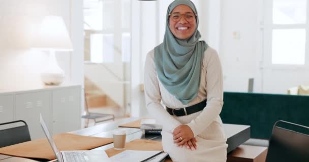 Muçulmana Mulher Escritório Negócios Retrato Com Laptop Mesa Trabalho Para — Vídeo de Stock
