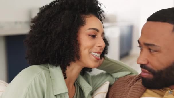 Pareja Negra Beso Abrazo Sofá Para Amor Feliz Cuidado Comodidad — Vídeos de Stock