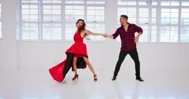 Happy Salsa Casal Estúdio Dança Treinando Juntos Para Música Para — Vídeo de Stock