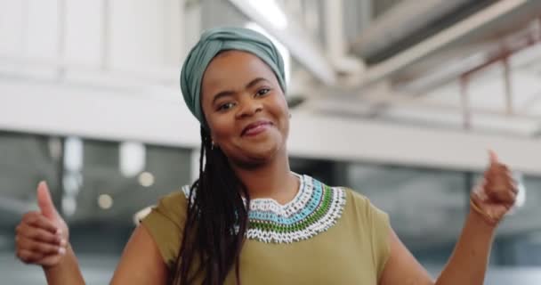 Czarna Kobieta Kciuki Góry Uśmiech Pracy Dumą Dla Afryki Biznesu — Wideo stockowe