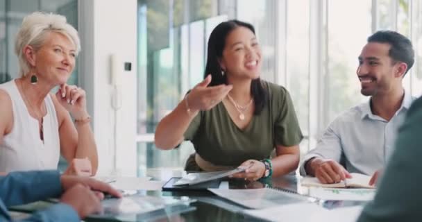 クリエイティブなアジアの女性 ハンドシェイクとオフィスでの取引のための会議で拍手 B2B または契約 ビジネス チームワークのためのハッピーな従業員の握手または職場のパートナーシップでありがとう — ストック動画