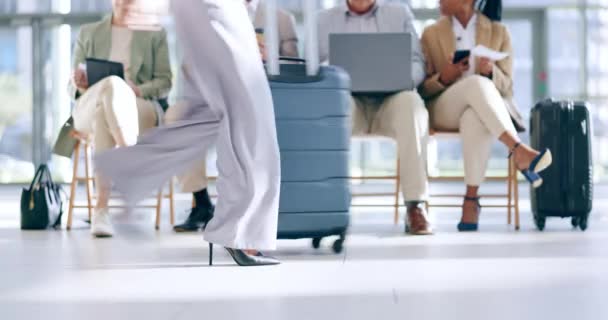 Technologia Poczekalnia Lotnisku Nogi Biznesmenów Czytających Rozkład Lotów Rezerwację Lotu — Wideo stockowe