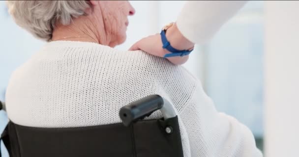 与养老院的一位老年妇女在一起的手 肩和轮椅 以获得信任 健康或移情 对老年残疾女性患者的支持 安慰或照顾 — 图库视频影像