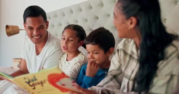 Μαμά Μπαμπάς Και Ευτυχισμένα Παιδιά Στην Κρεβατοκάμαρα Βιβλίο Ανάγνωσης Διδασκαλία — Αρχείο Βίντεο