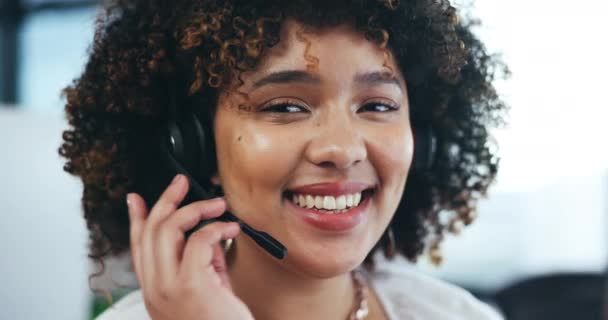 コールセンター ヘッドセット 女性の肖像画 笑顔のオフィスでクリムとサポート 女性セールスコンサルタントの顔またはカスタマーサービス テレマーケティング ヘルプデスクのアドバイスのための当社エージェントにお問い合わせください — ストック動画