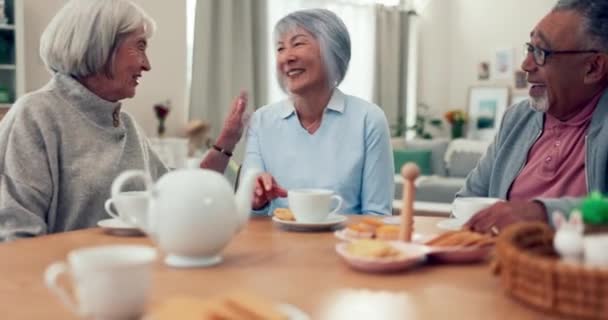 Друзья Пожилые Люди Пьют Чай Смеются Столом Доме Престарелых Пожилые — стоковое видео