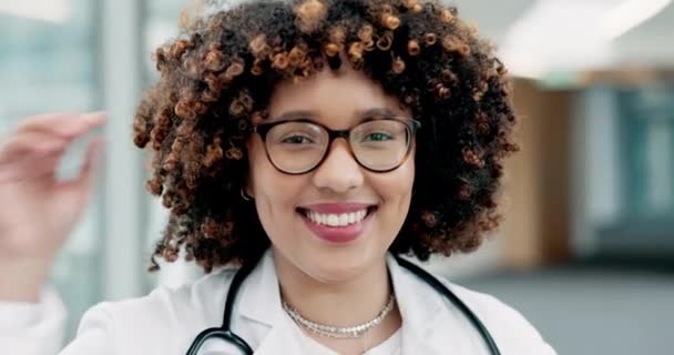 Gesicht Glückliche Ärztin Und Frau Mit Brille Krankenhaus Für Gesundheit — Stockvideo