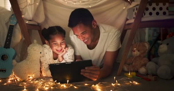夜の映画 オンラインゲームや妖精のライトと漫画を見て タブレット上のテント 父と娘 幸せな家族 子供とお父さんデジタル技術のベッドルームで結合 リラックス 愛のために — ストック動画
