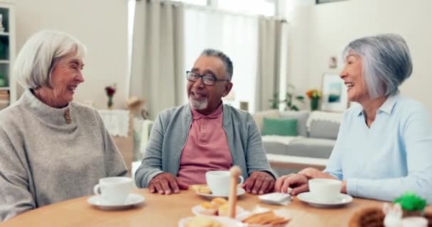 Ηλικιωμένοι Φίλοι Και Πίνοντας Τσάι Και Μιλώντας Ένα Τραπέζι Ένα — Αρχείο Βίντεο